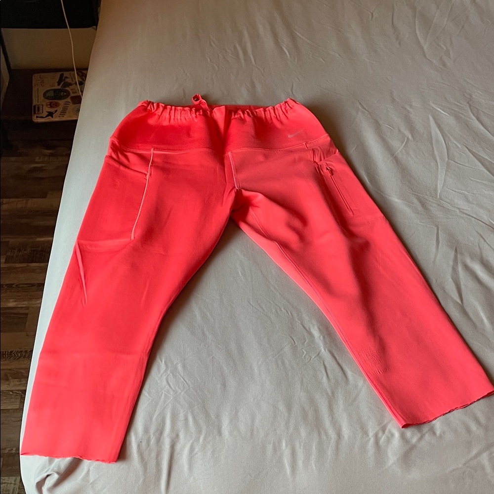 Pink/salmon Nike Go capri leggings